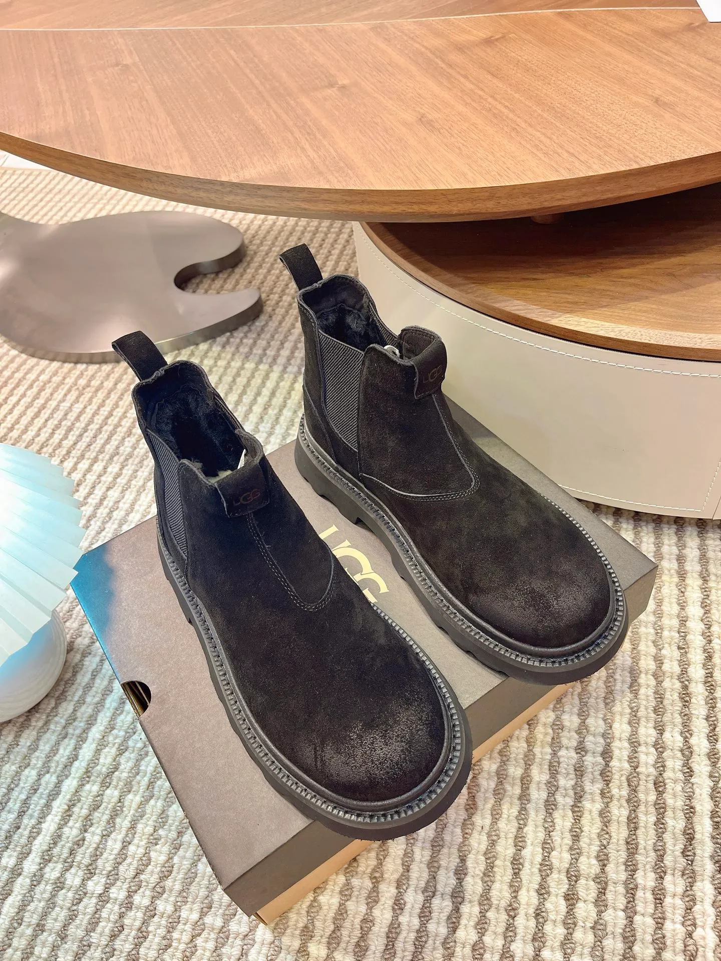 【UGG】 P: 600💰 Size: 40 to 44 (45 custom-made) 2025 new style 𝑼𝑮𝑮•Men's ◾️. Winter snow boots and fur shoes. The matching coefficient is also 100%. 💥Good-looking✨Fully fashionable and stylish when worn. 📈 Lager casual boots, lace-up style. The heels are decorated with hot embossed brand logos. Item No.: 1171113 Upper: high-quality cow suede Lining: sheepskin imported from Australia 🐑The inner lining is made of Australian lamb wool Outsole: EVA non-slip outsole. 45